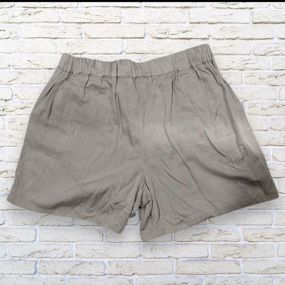 NWT Gray Pride Shorts with Rainbow Accents Size XL - Picture 3 of 5